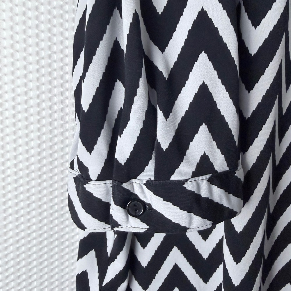 Cato Blouse Women 22/24W Black White Chevron Grommet V-Neck Tunic Long Sleeve - Picture 4 of 12